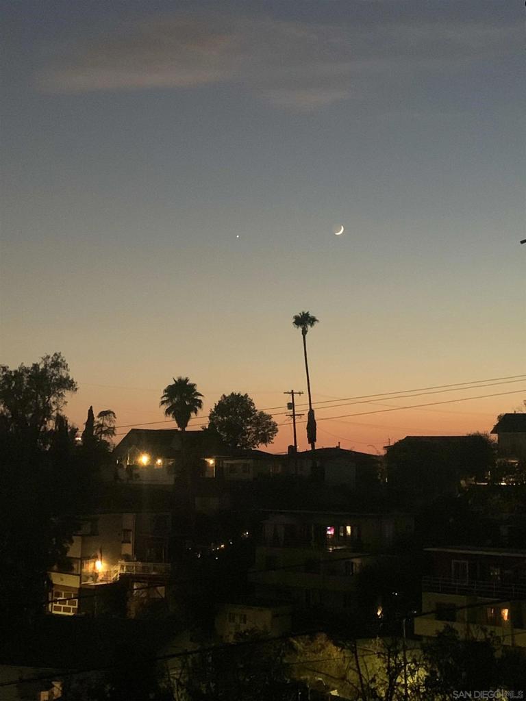 https://media.crmls.org/mediaz/8977b873-ee31-4c3b-a837-7fabae4efa52.jpg?preset=X-Large