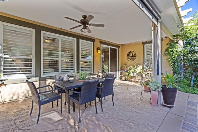 1748 Veneto Ln, Brentwood CA: https://media.crmls.org/mediaz/8977e67e-b324-4233-95e1-6e8620ae4c0e.jpg
