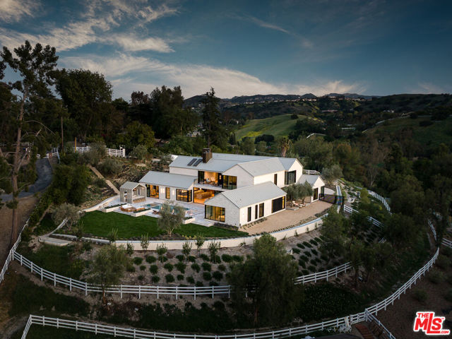 24172 Lupin Hill Road, Hidden Hills CA: https://media.crmls.org/mediaz/89780716-121e-4240-bc7c-db11536bb457.jpg