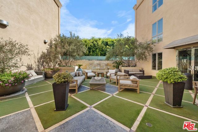 1318 Roxbury Drive, Los Angeles CA: https://media.crmls.org/mediaz/8979c413-2a3e-4011-be92-cec73085383d.jpg