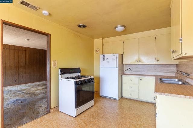 1406 Monterey St, Richmond CA: https://media.crmls.org/mediaz/897afcf3-8e4d-4226-8fd3-38a64887a83a.jpg