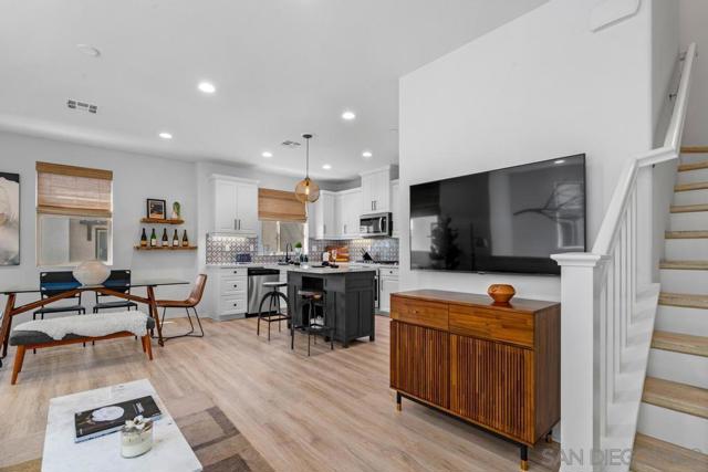 2445 Verano Way, Vista CA: https://media.crmls.org/mediaz/897b226c-633b-4f4b-8731-3457b7294374.jpg
