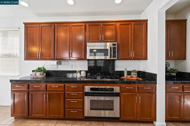 127 Sanford Ct, Brentwood CA: https://media.crmls.org/mediaz/897bc9e0-2cb4-40d5-9f3f-0a682859e66b.jpg