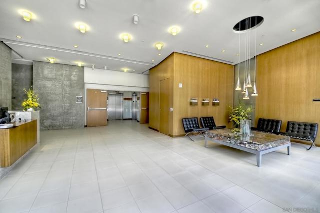 800 The Mark Ln, San Diego CA: https://media.crmls.org/mediaz/897c0ea7-c130-4e98-a85e-1bbd35075cf4.jpg
