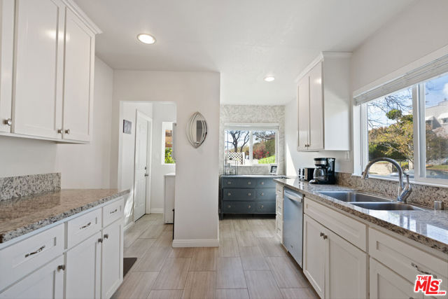 1301 S Hudson Avenue, Los Angeles CA: https://media.crmls.org/mediaz/897c9d13-4e2c-4bb7-9f49-c48a3406a272.jpg