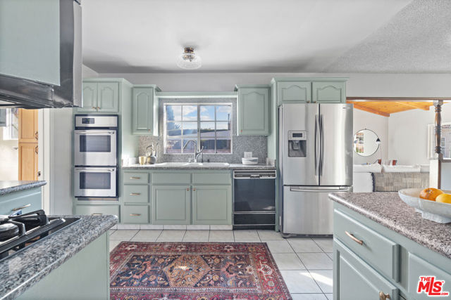 4242 Grand View Boulevard, Los Angeles CA: https://media.crmls.org/mediaz/897cdbc8-3270-4c13-b73c-5aceef62ab93.jpg