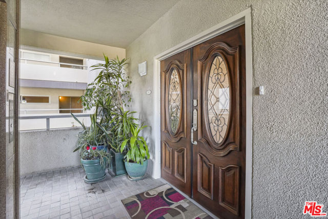 801 Ocean Avenue, Santa Monica CA: https://media.crmls.org/mediaz/897ce935-c004-4465-9296-99dc11bfb840.jpg