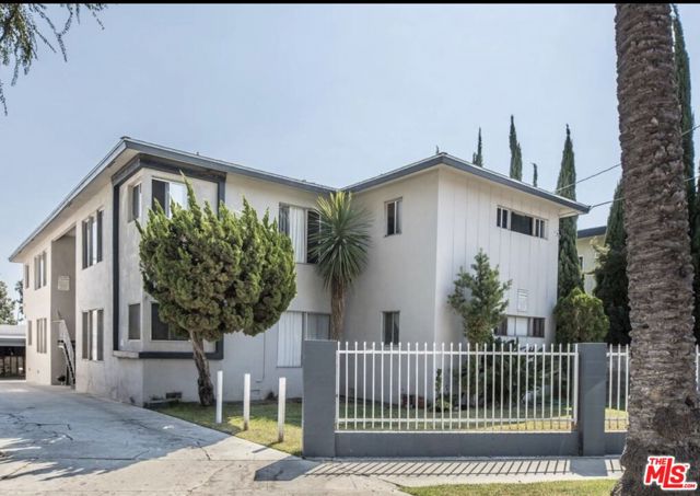 524 E Hazel Street, Inglewood CA: https://media.crmls.org/mediaz/897d9ab4-fccb-4724-8443-6d6b87d2a557.jpg