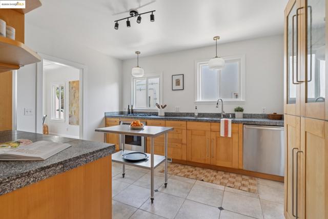 533 Lewis Ave, San Leandro CA: https://media.crmls.org/mediaz/897e3853-1a99-4a20-83ae-4b953768bdfd.jpg