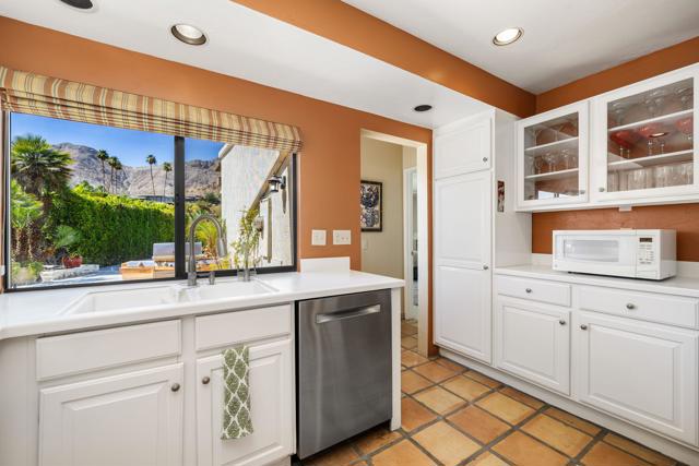 40480 Via Entrada, Rancho Mirage CA: https://media.crmls.org/mediaz/897e73e7-3070-4339-97e9-d6c008c95763.jpg