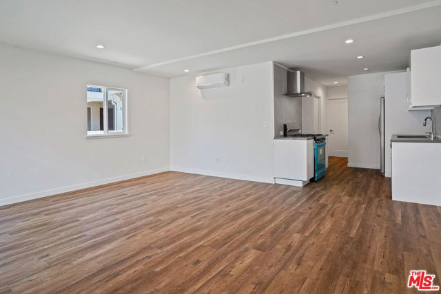 1166 S Cochran Avenue, Los Angeles CA: https://media.crmls.org/mediaz/897ec007-f803-494e-ad5f-e2ec3e7dbe47.jpg
