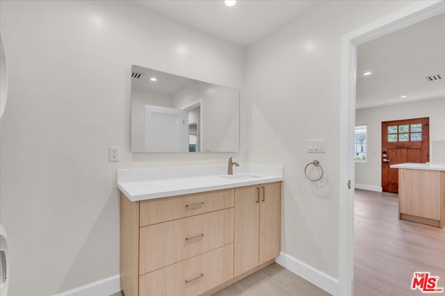 6915 Encino Avenue, Van Nuys CA: https://media.crmls.org/mediaz/897ec243-964e-41a3-839e-7e04a484f53b.jpg