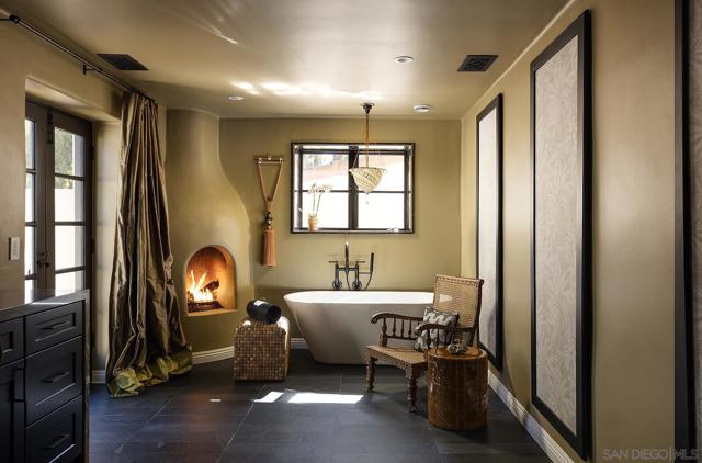 6977 Las Colinas, Rancho Santa Fe CA: https://media.crmls.org/mediaz/897fd87c-c499-4eb6-93a8-f4a089620f8a.jpg