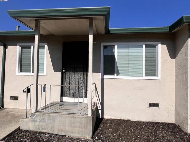 2119 94Th Ave, Oakland CA: https://media.crmls.org/mediaz/89804d87-6a9d-456e-8ace-dc7d68b0f66b.jpg