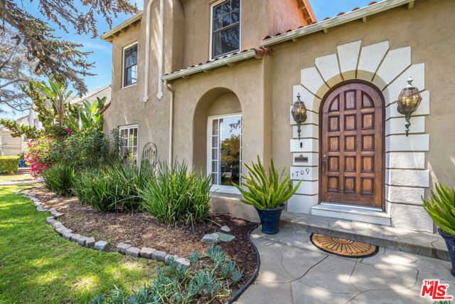 1709 Buckingham Road, Los Angeles CA: https://media.crmls.org/mediaz/89810dad-4407-4d46-ba85-a98dc9b609e8.jpg