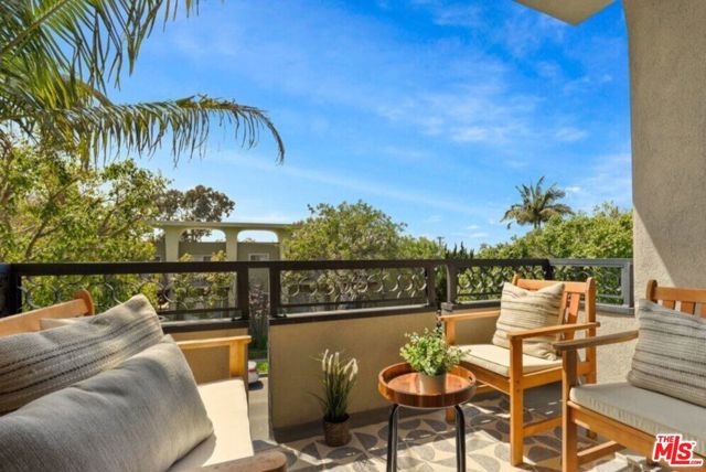 6624 Springpark Avenue, Los Angeles CA: https://media.crmls.org/mediaz/8981b292-01ed-443f-bf60-af6549b16268.jpg