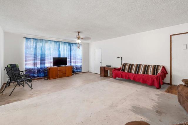 13442 Mountainside Drive, Poway CA: https://media.crmls.org/mediaz/8981f022-de97-441e-b9ee-18eed705518d.jpg