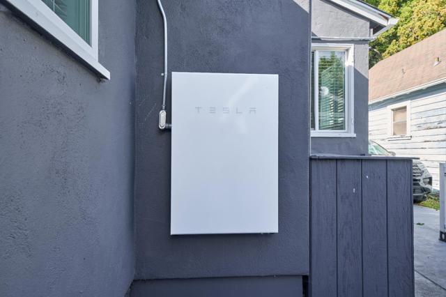 1344 99th Avenue, Oakland CA: https://media.crmls.org/mediaz/8982fc56-a22f-4bcd-bbd5-2be03e151b35.jpg