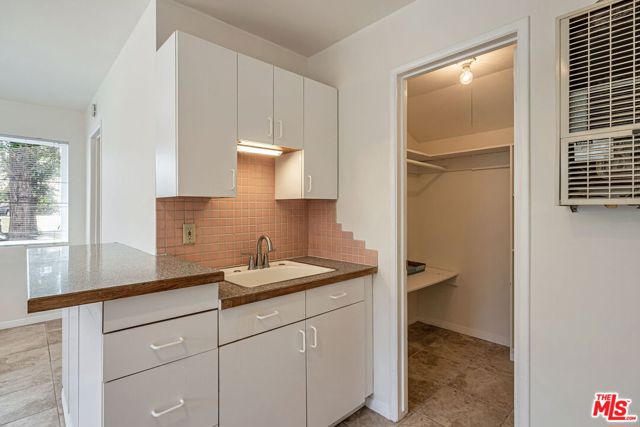 22125 Costanso Street, Woodland Hills CA: https://media.crmls.org/mediaz/8984466c-9eb6-45de-8421-ce38f1363587.jpg