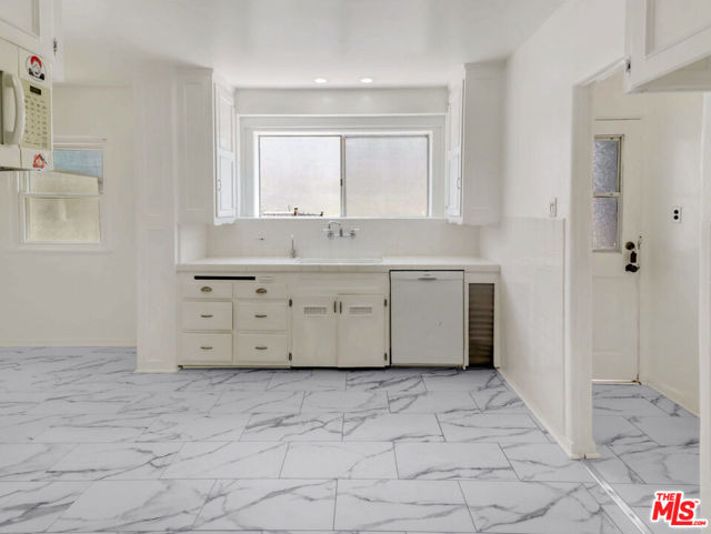 7415 S Harvard Boulevard, Los Angeles CA: https://media.crmls.org/mediaz/8985ca69-2985-49c6-8777-69f884a2d265.jpg
