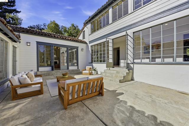 44 Highgate Rd, Kensington CA: https://media.crmls.org/mediaz/8986d88d-938c-4bfe-9838-cd6525c7a73e.jpg