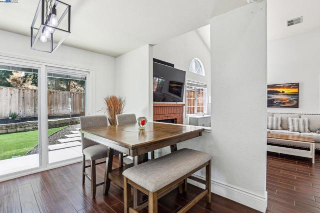 1060 Green Point Ct, Concord CA: https://media.crmls.org/mediaz/8986f668-539f-4d6b-bd83-7966e0b6b1ed.jpg