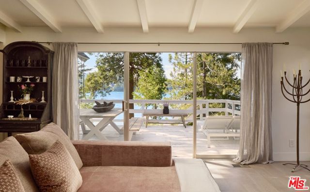 28918 Palisades Drive, Lake Arrowhead CA: https://media.crmls.org/mediaz/898754e9-514f-45d1-b2e3-b9c24a5082fe.jpg
