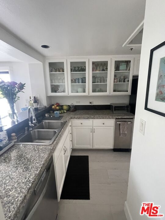 2950 Neilson Way, Santa Monica CA: https://media.crmls.org/mediaz/898828fb-34ec-42e4-8e12-4f0fd859c691.jpg