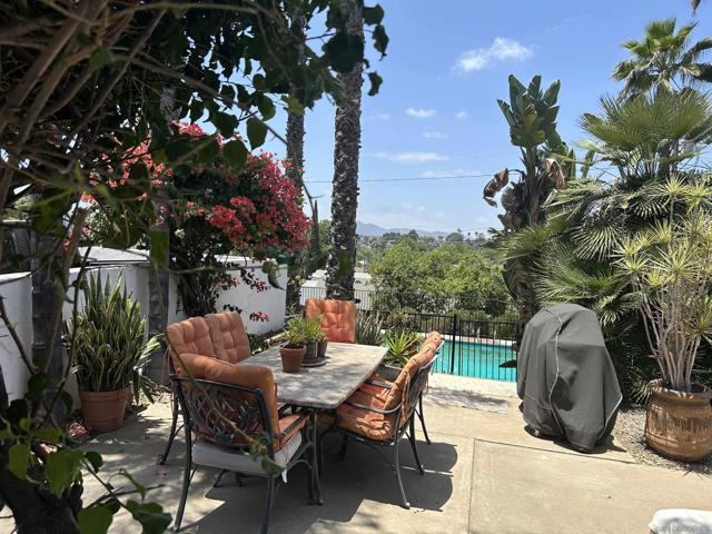 1190 Robertson Dr, Escondido CA: https://media.crmls.org/mediaz/89886e3b-a861-49d4-b658-907878b2b540.jpg