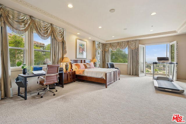 19016 Devonport Lane, Tarzana CA: https://media.crmls.org/mediaz/898c5ab9-28ad-4a31-8acb-fe624ca629b1.jpg