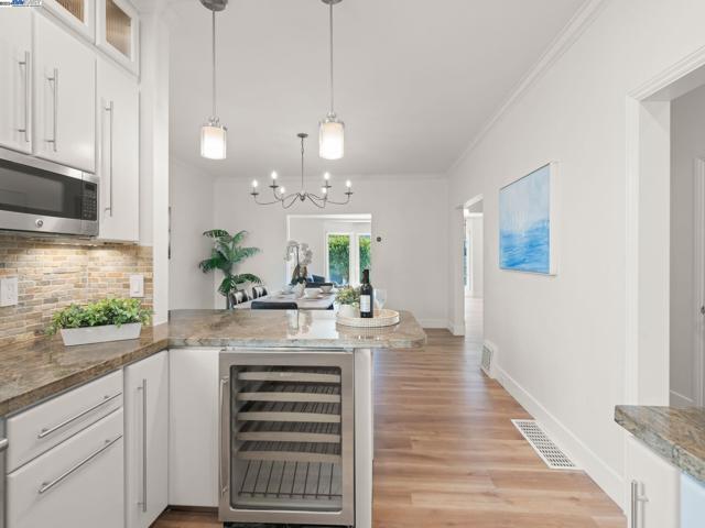 Image 12 of 44 For 2370 Francisco St