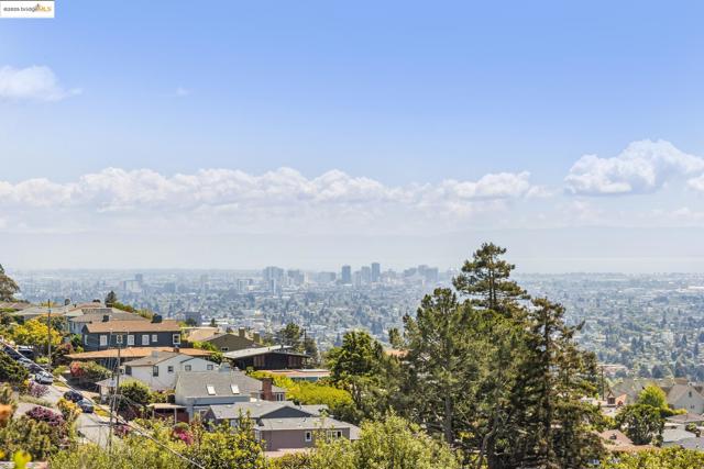 1 Garden Dr, Kensington CA: https://media.crmls.org/mediaz/898d65b3-d457-4ced-9633-4feca44f18cb.jpg
