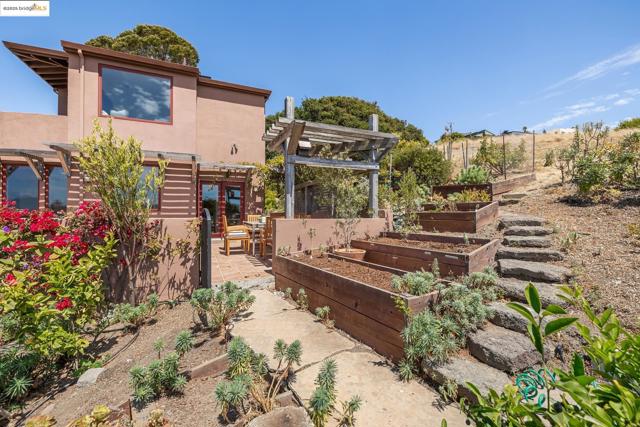 435 Tremont Avenue, Richmond CA: https://media.crmls.org/mediaz/898d7bae-99ca-47ab-a7eb-266d717effed.jpg