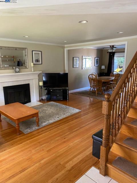 5186 Greenmeadow Dr, Concord CA: https://media.crmls.org/mediaz/898f7621-d2c2-4eb8-81f7-5cf5aab31f68.jpg