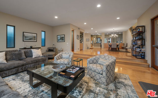 4115 Roma Court, Marina del Rey CA: https://media.crmls.org/mediaz/8990e8fd-5a18-4a2b-8f9d-f92badcde591.jpg