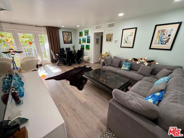 843 4th Street, Santa Monica CA: https://media.crmls.org/mediaz/89918f1f-f818-4392-a57d-6e59d7ff72f1.jpg