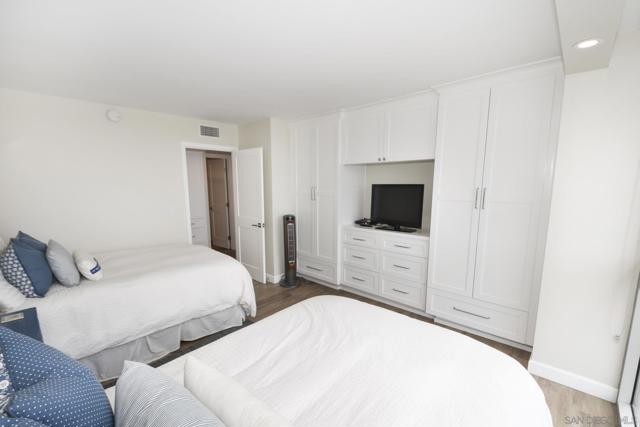 1710 Avenida Del Mundo, Coronado CA: https://media.crmls.org/mediaz/8992240d-544c-4cc1-8769-3be83181e500.jpg