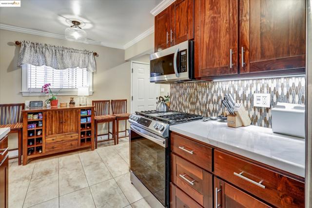 6610 Bancroft Avenue, Oakland CA: https://media.crmls.org/mediaz/8992ff01-4e72-4cdf-aa54-52de2ef92b69.jpg