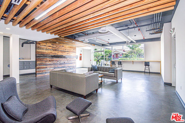 105 S Mariposa Avenue, Los Angeles CA: https://media.crmls.org/mediaz/8993b3f0-871e-414b-9884-43aa50b76e3c.jpg