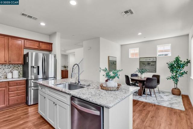 6983 Alamo Creek Trl, Dublin CA: https://media.crmls.org/mediaz/8993d2e4-7f08-4b81-9321-92f479dcb03d.jpg