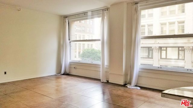 215 W 7th Street, Los Angeles CA: https://media.crmls.org/mediaz/8993d32a-a44e-4700-805e-87e3d57bdbf9.jpg