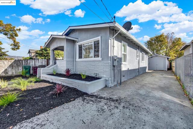 1232 78Th Ave, Oakland CA: https://media.crmls.org/mediaz/89946897-46f5-437a-ae48-dad716f9ec9b.jpg