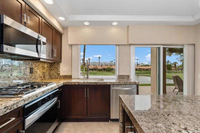 38678 Dahlia Way, Palm Desert CA: https://media.crmls.org/mediaz/8994c1ba-a437-4e9f-af43-cb74c5377973.jpg