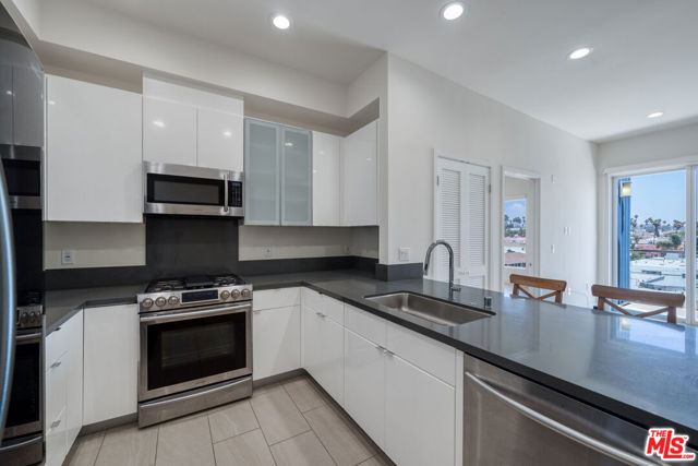 105 S Mariposa Avenue, Los Angeles CA: https://media.crmls.org/mediaz/8994daab-1e47-4fd7-b626-1e0118d07bbb.jpg