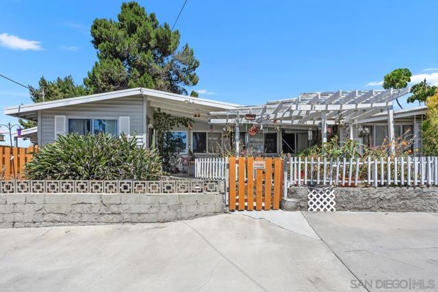 252 Santa Clara Dr, Vista CA: https://media.crmls.org/mediaz/8995ceb8-2759-4d6d-ad38-14dc01002d14.jpg