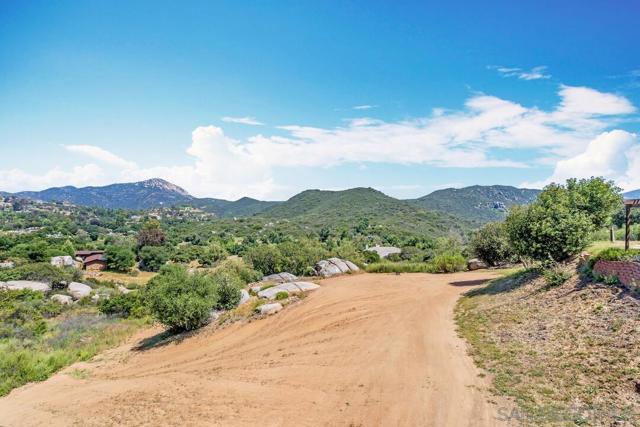 3176 Via Viejas, Alpine CA: https://media.crmls.org/mediaz/899663d0-5ce0-4b91-86b4-e830b33bf0c4.jpg