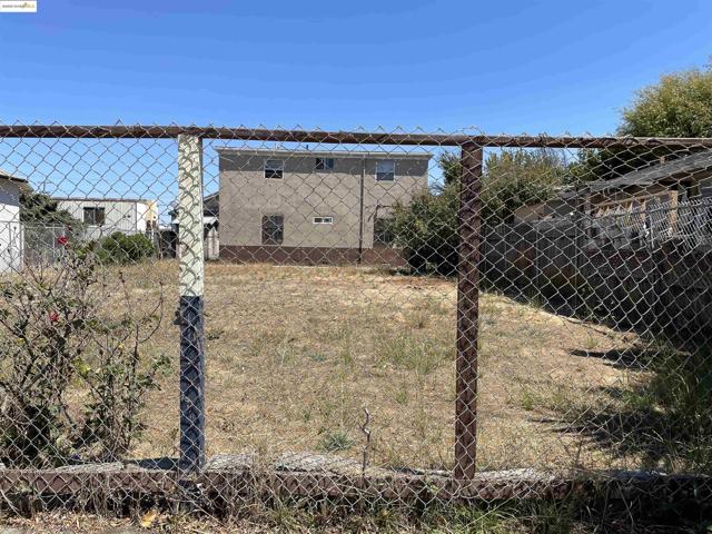 381 S 34Th St, Richmond CA: https://media.crmls.org/mediaz/899667e0-74a3-42eb-9866-66550180e851.jpg