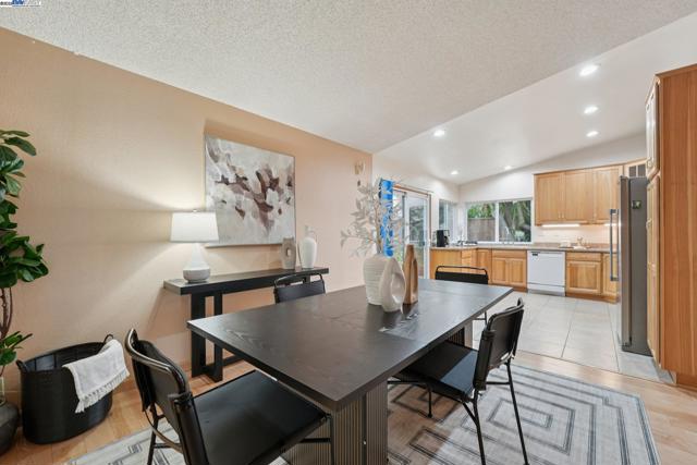 4942 Rocklin Dr, Union City CA: https://media.crmls.org/mediaz/89969574-f61a-4c38-9d4a-b94732952afc.jpg