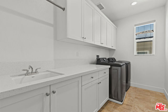 20723 W Deer Grass Court, Porter Ranch CA: https://media.crmls.org/mediaz/8996cd26-4378-42f6-98ab-b534e1d71e4d.jpg
