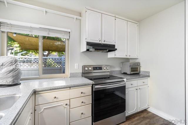 220 Eveningside Gln, Escondido CA: https://media.crmls.org/mediaz/899a3cbb-76c0-431f-a155-c6cca0073d9b.jpg